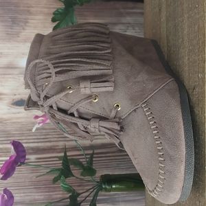 City Classified size 8.5 8 1/2 fringe zip up wedge ankle boots
